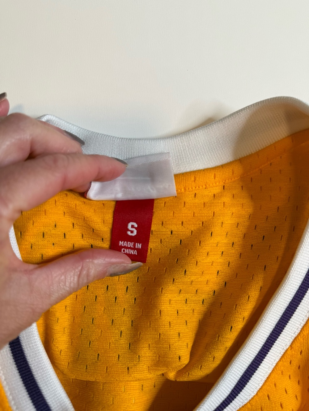 Mitchell & Ness Hardwood Classics Magic Johnson #32 Lakers Jersey - Picture 9 of 9